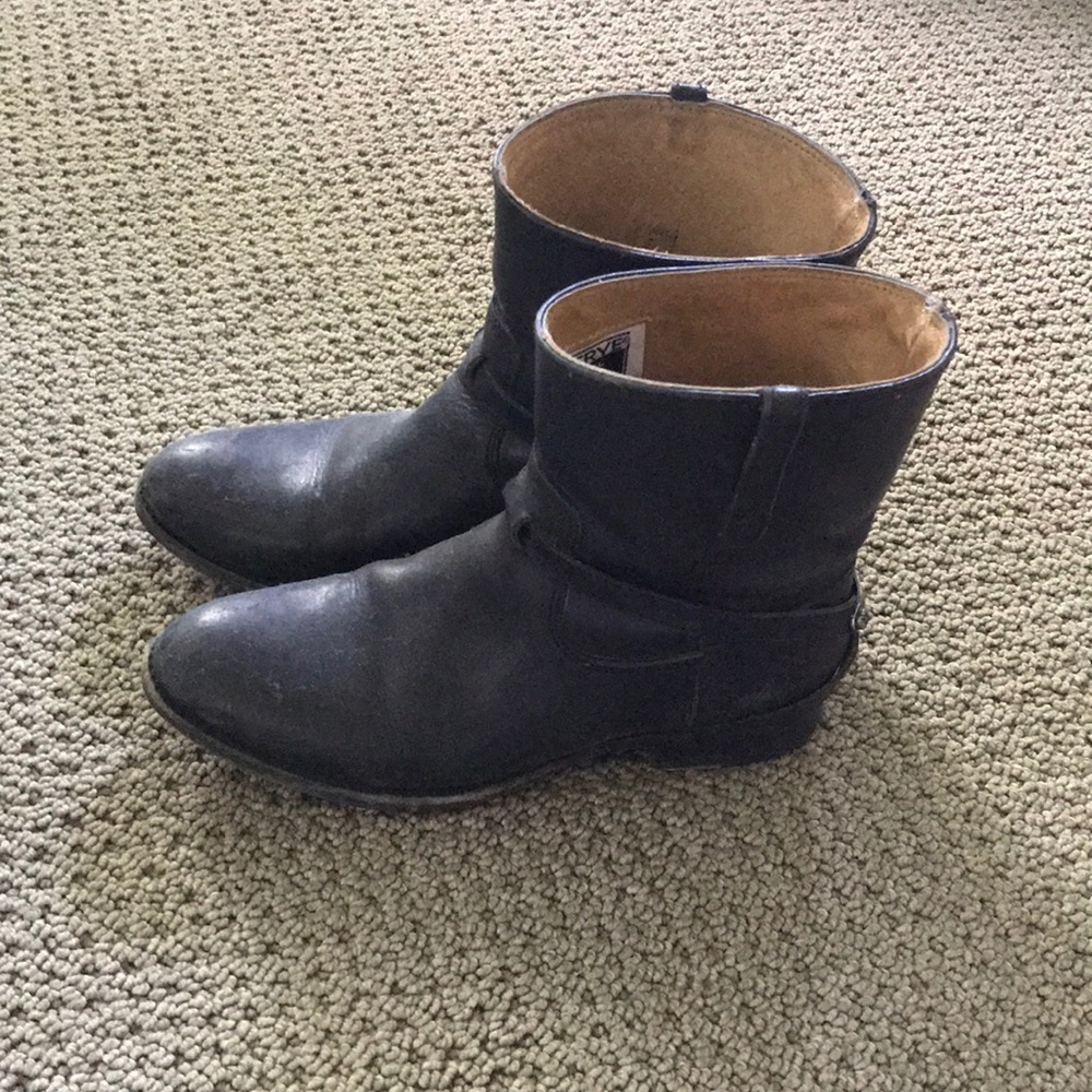 Frye boots, size 6. Moderately used. Very comfy!